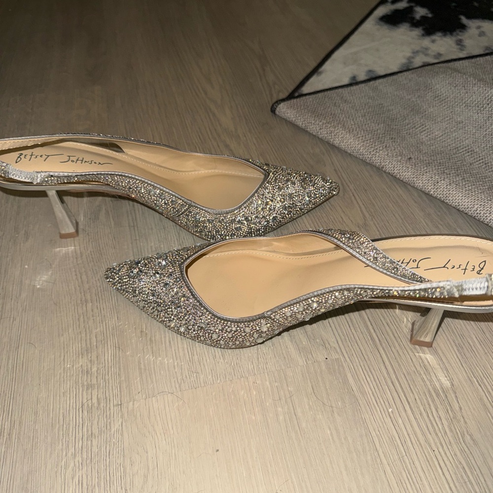 Betsey Johnson Silver Rhinestone Slingback Pumps, new never worn - Picture 3 of 5